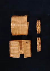 Twee open facetarmbanden en een paar oorbellen, uit het prinselijke graf van Sainte-Colombe, Côte d